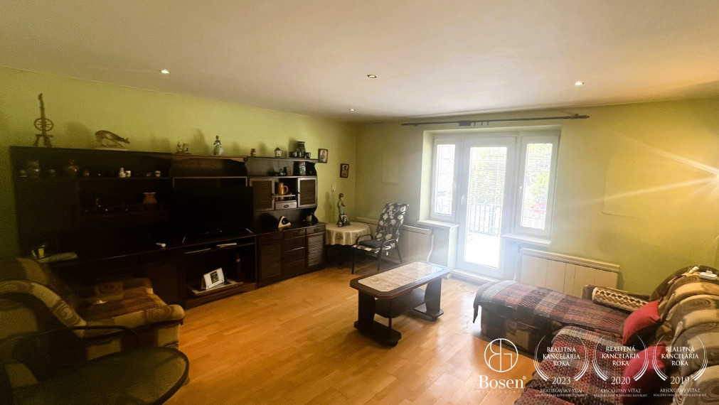 LOYALTERS | Rodinný dom s garážou Šášovské Podhradie