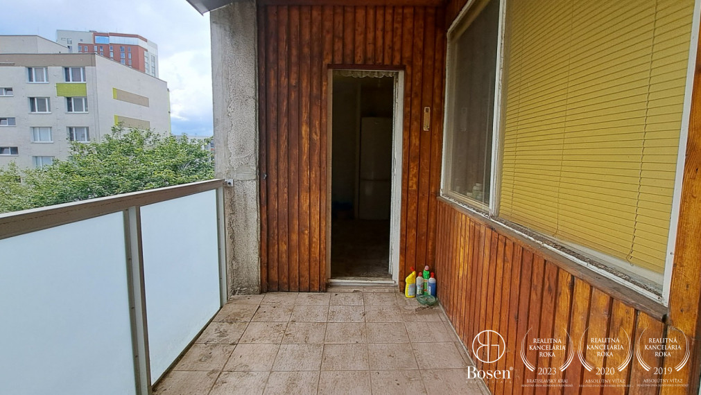BOSEN | 3 izbový byt s veľkou loggiou v pôvodnom stave