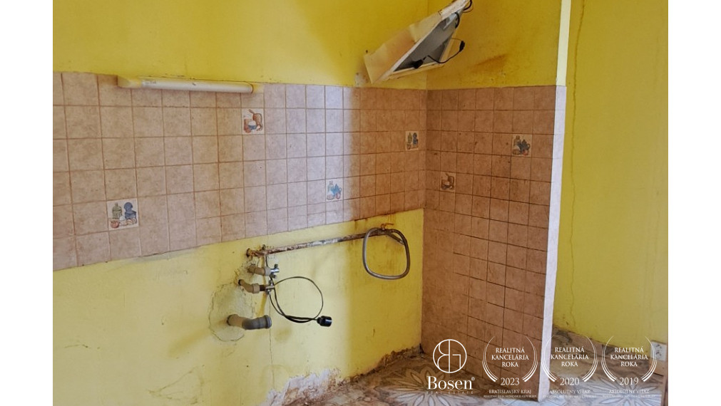 BOSEN | 3 izbový byt s veľkou loggiou v pôvodnom stave