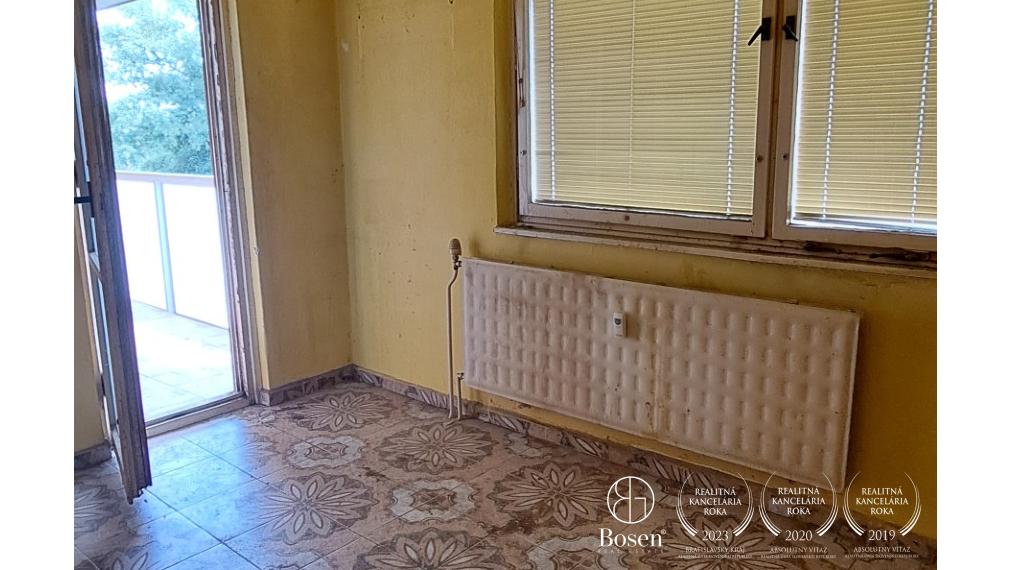 BOSEN | 3 izbový byt s veľkou loggiou v pôvodnom stave