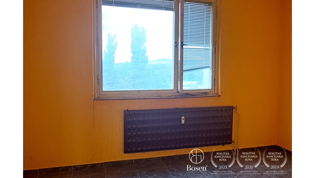 BOSEN | 3 izbový byt s veľkou loggiou v pôvodnom stave