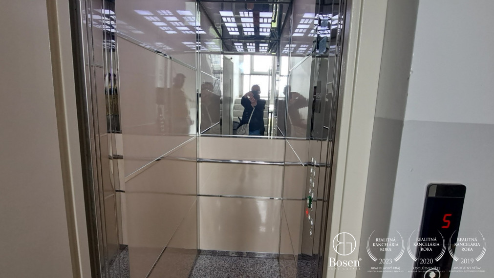 BOSEN | 3 izbový byt s veľkou loggiou v pôvodnom stave