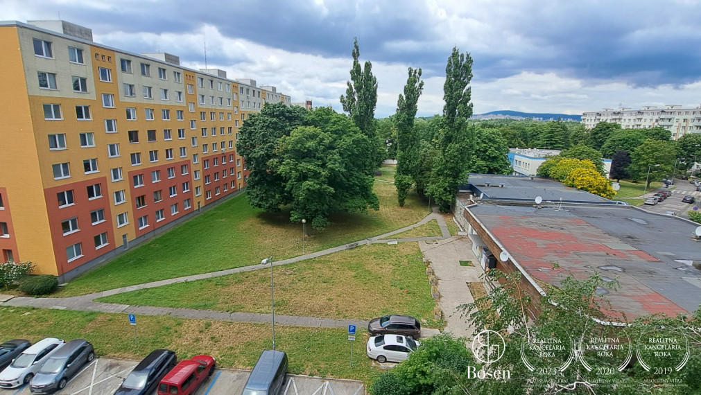 BOSEN | 3 izbový byt s veľkou loggiou v pôvodnom stave