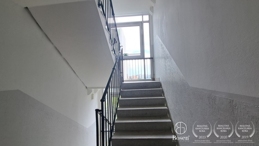 BOSEN | 3 izbový byt s veľkou loggiou v pôvodnom stave