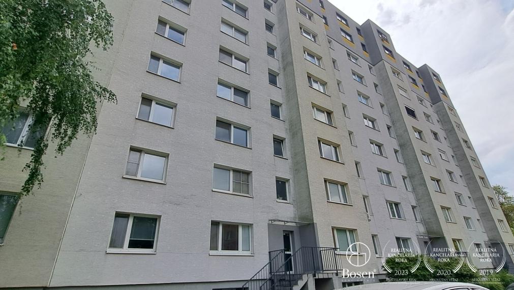 BOSEN | 3 izbový byt s veľkou loggiou v pôvodnom stave