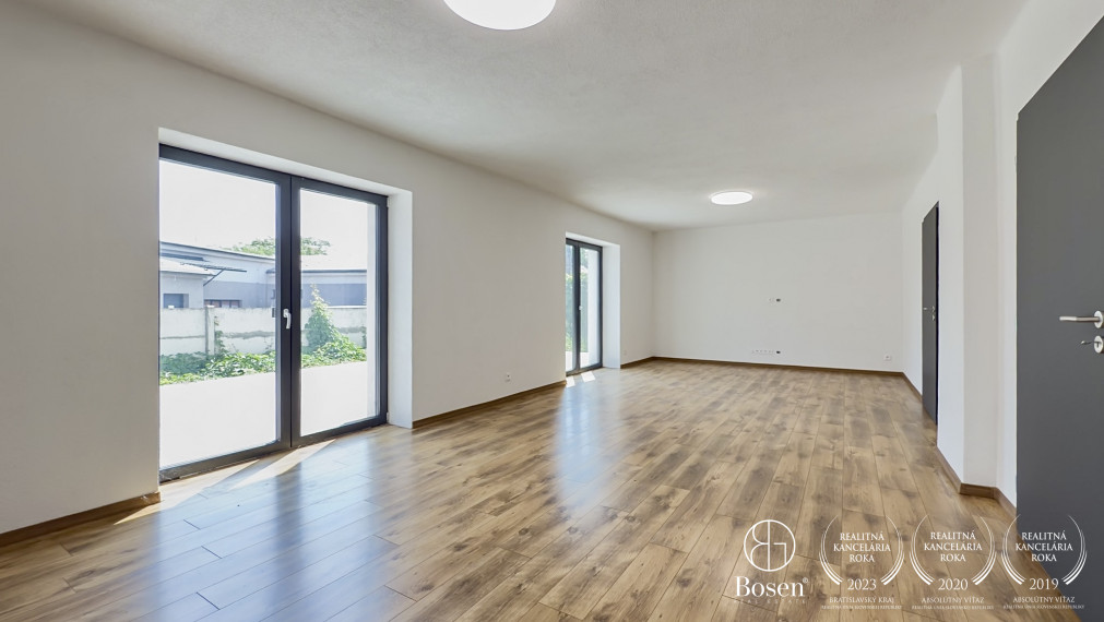 BOSEN | Moderná viacúčelová budova, Lučenec, 140m2