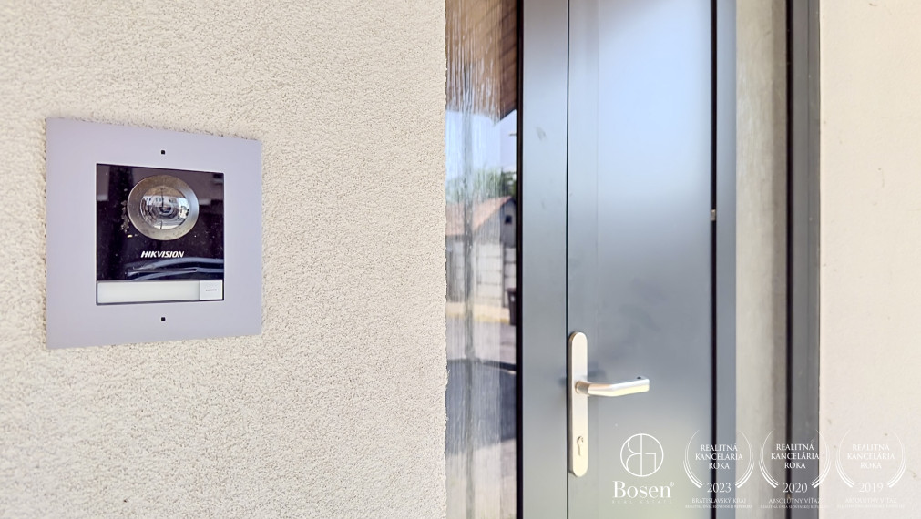 BOSEN | Moderná viacúčelová budova, Lučenec, 140m2