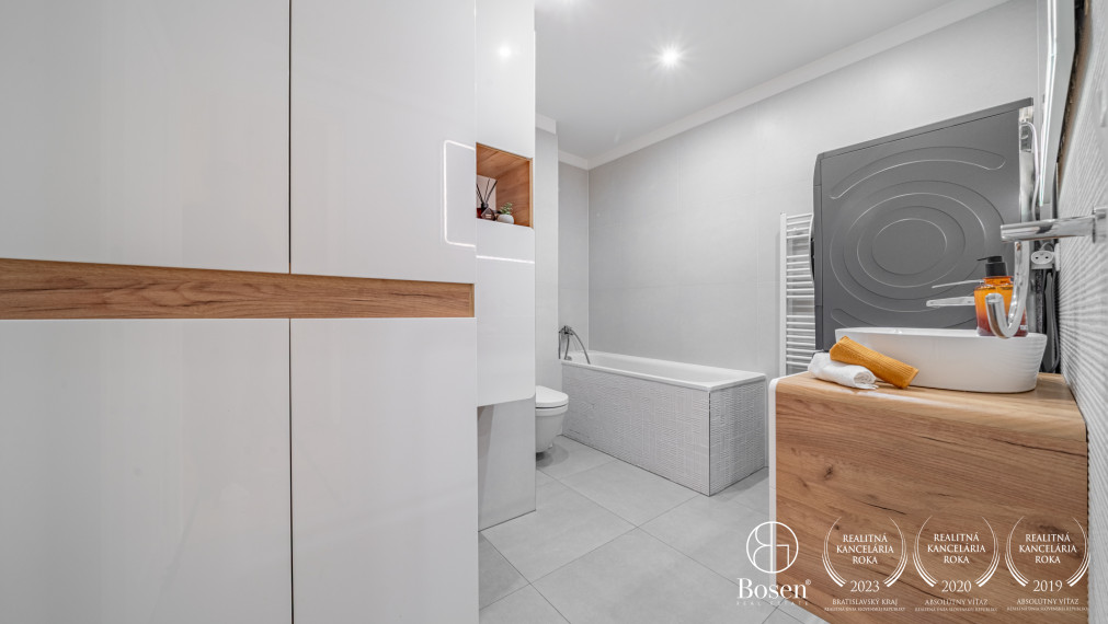 PREDANÉ - BOSEN | Príjemný 3-izb, byt s balkónom a 2 parkovacími miestami v Senec Gardens, 98 m²