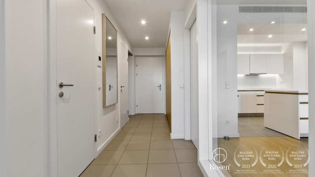 BOSEN | REZERVOVANÉ Priestranný a zariadený 2-izbový byt s loggiou a garážovým státím v Eurovea - Riverside, 75,85m²