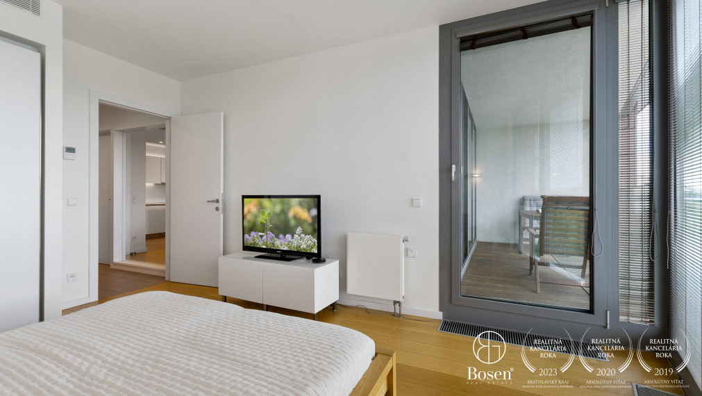 BOSEN | REZERVOVANÉ Priestranný a zariadený 2-izbový byt s loggiou a garážovým státím v Eurovea - Riverside, 75,85m²