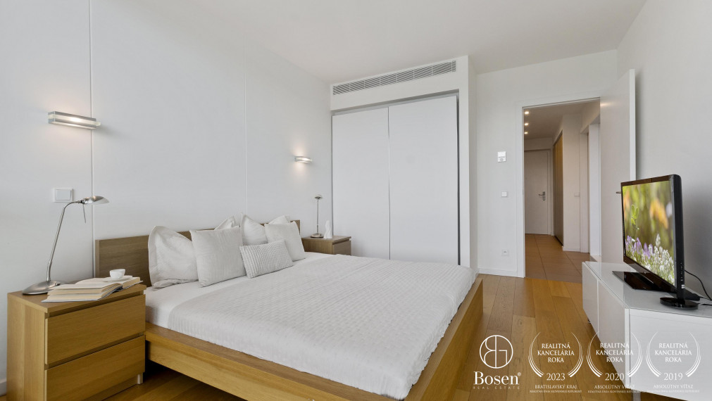 BOSEN | REZERVOVANÉ Priestranný a zariadený 2-izbový byt s loggiou a garážovým státím v Eurovea - Riverside, 75,85m²