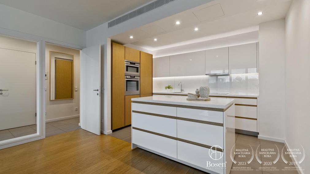 BOSEN | REZERVOVANÉ Priestranný a zariadený 2-izbový byt s loggiou a garážovým státím v Eurovea - Riverside, 75,85m²