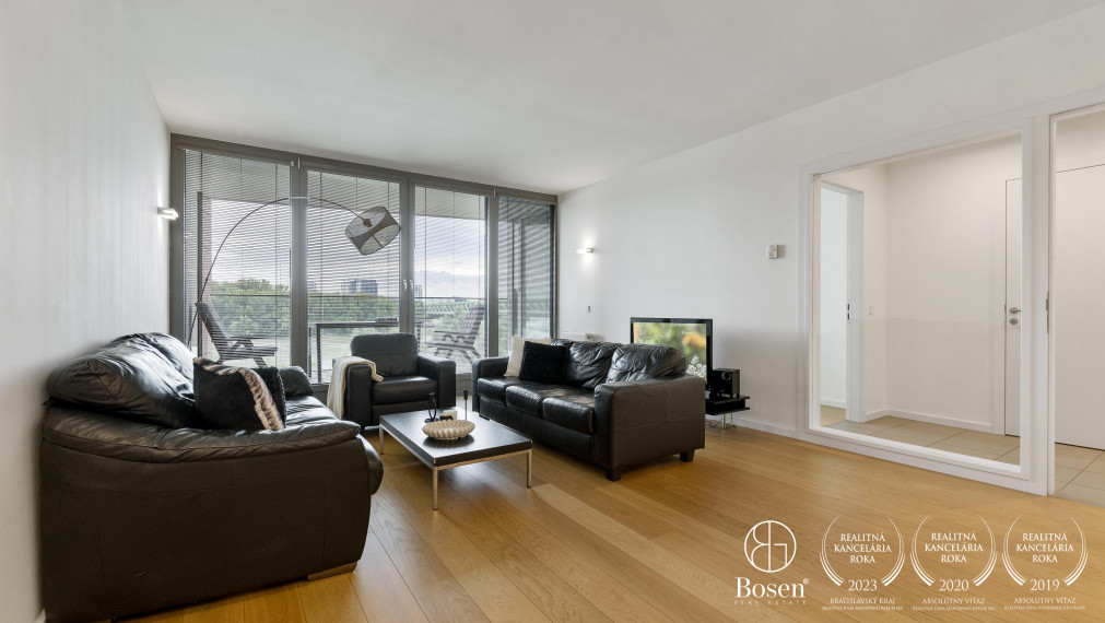 BOSEN | REZERVOVANÉ Priestranný a zariadený 2-izbový byt s loggiou a garážovým státím v Eurovea - Riverside, 75,85m²