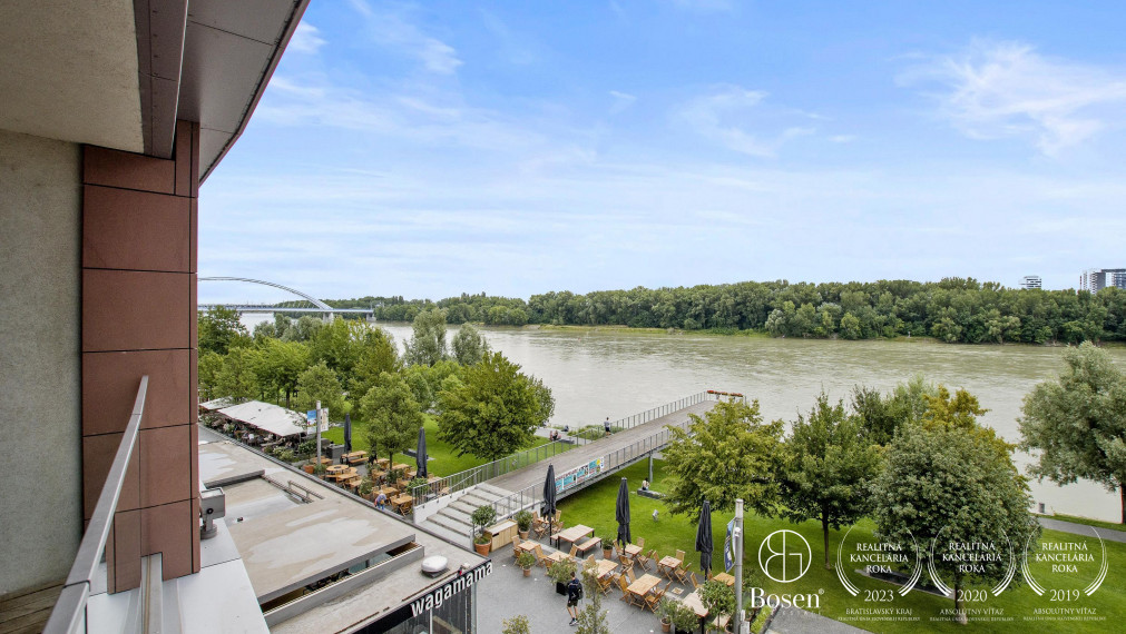 BOSEN | REZERVOVANÉ Priestranný a zariadený 2-izbový byt s loggiou a garážovým státím v Eurovea - Riverside, 75,85m²