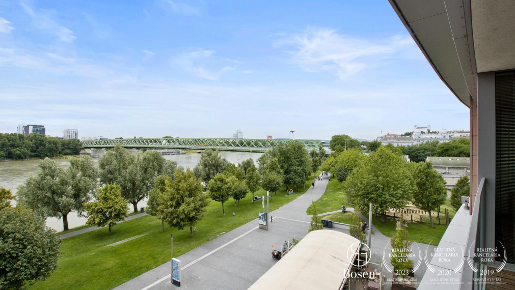 BOSEN | REZERVOVANÉ Priestranný a zariadený 2-izbový byt s loggiou a garážovým státím v Eurovea - Riverside, 75,85m²
