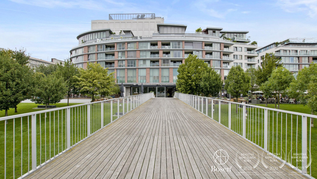 BOSEN | REZERVOVANÉ Priestranný a zariadený 2-izbový byt s loggiou a garážovým státím v Eurovea - Riverside, 75,85m²