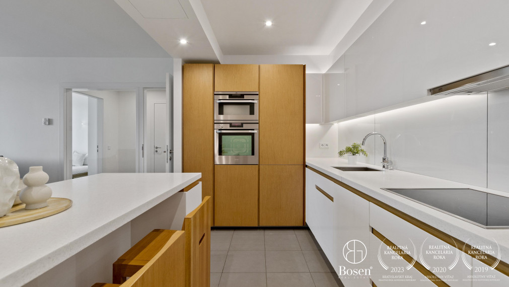 BOSEN | REZERVOVANÉ Priestranný a zariadený 2-izbový byt s loggiou a garážovým státím v Eurovea - Riverside, 75,85m²