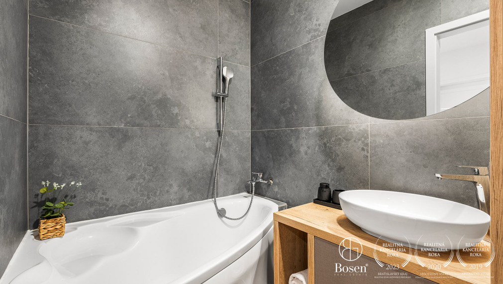 BOSEN |Moderný, zrekonštruovaný 4 izb. byt s 2 balkónmi