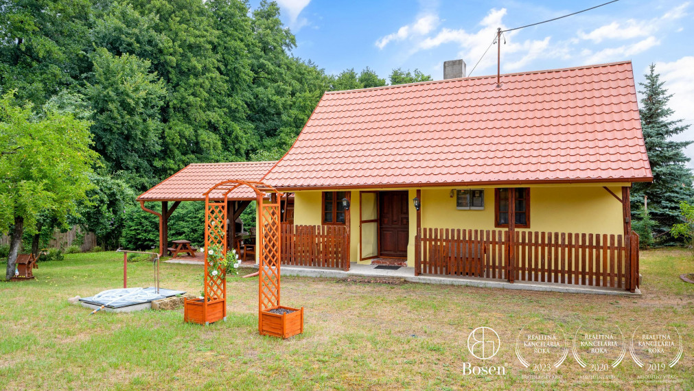 !!REZERVOVANÉ!! BOSEN | Rekreačný dom v prírode, pozemok 1198m2