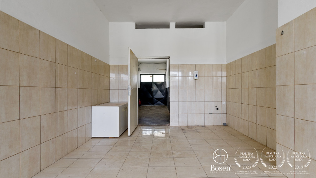 BOSEN | Areál s dvoma budovami a  parkovaním 10km od Trnavy