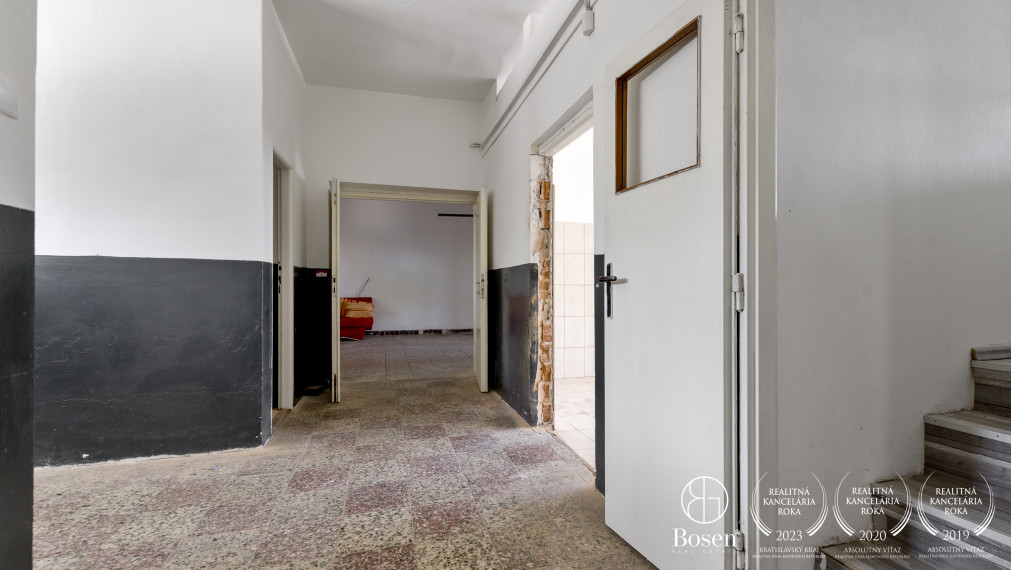 BOSEN | Areál s dvoma budovami a  parkovaním 10km od Trnavy