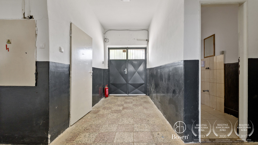 BOSEN | Areál s dvoma budovami a  parkovaním 10km od Trnavy