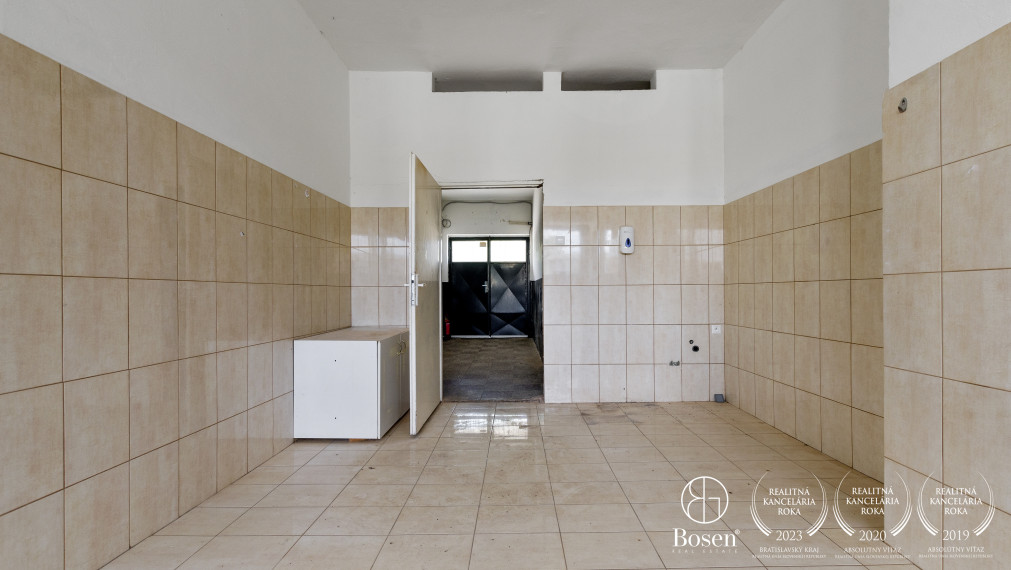 BOSEN | Areál s dvomI budovami a  parkovaním 10km od Trnavy