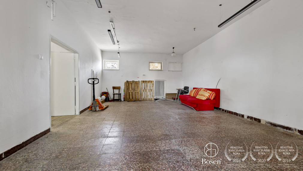 BOSEN | Areál s dvomI budovami a  parkovaním 10km od Trnavy