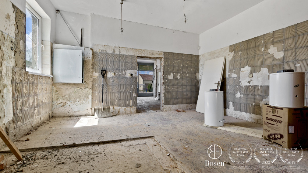 BOSEN | Areál s dvomI budovami a  parkovaním 10km od Trnavy