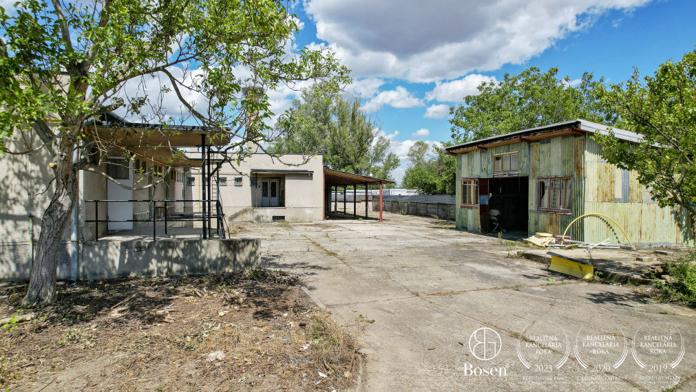 BOSEN | Areál s dvomI budovami a  parkovaním 10km od Trnavy