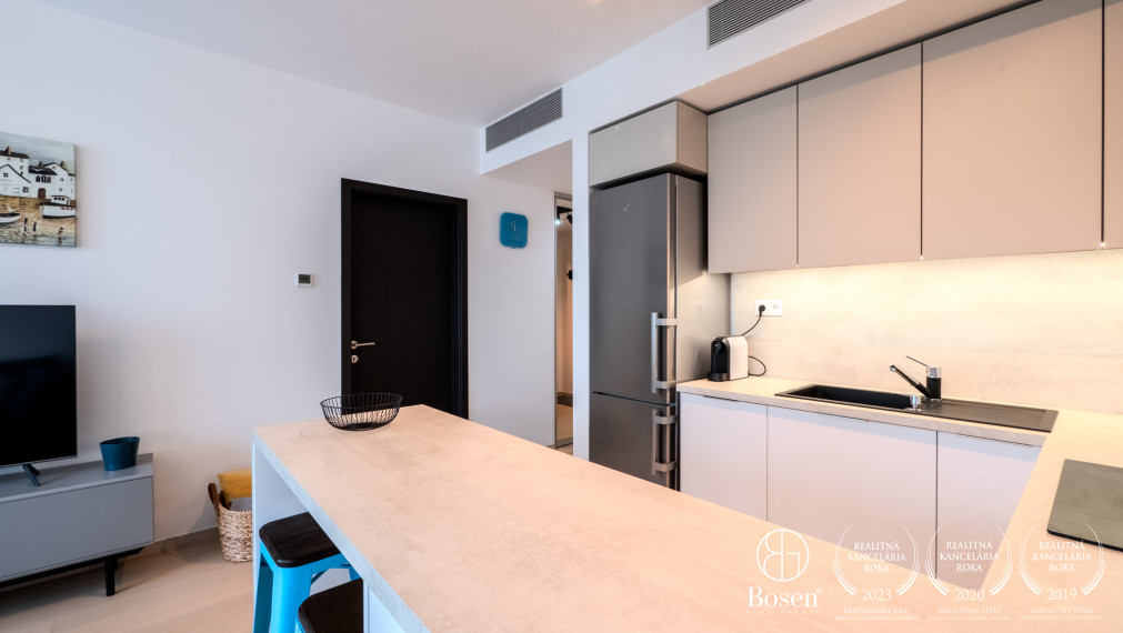 BOSEN | 2 izb.byt s loggiou na 11. poschodí v projekte SKY PARK, Továrenská, 52 m2