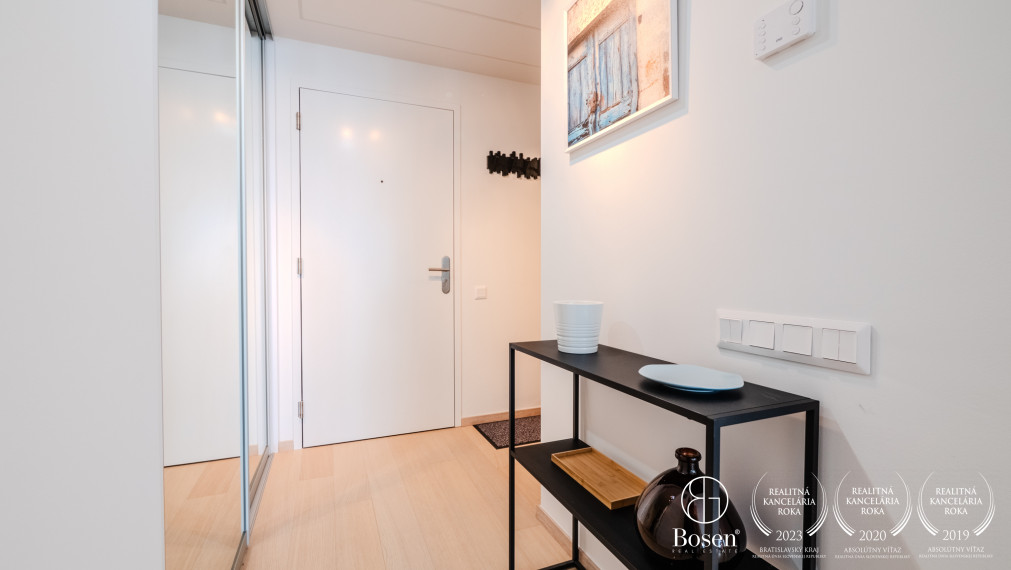 BOSEN | 2 izb.byt s loggiou na 11. poschodí v projekte SKY PARK, Továrenská, 52 m2