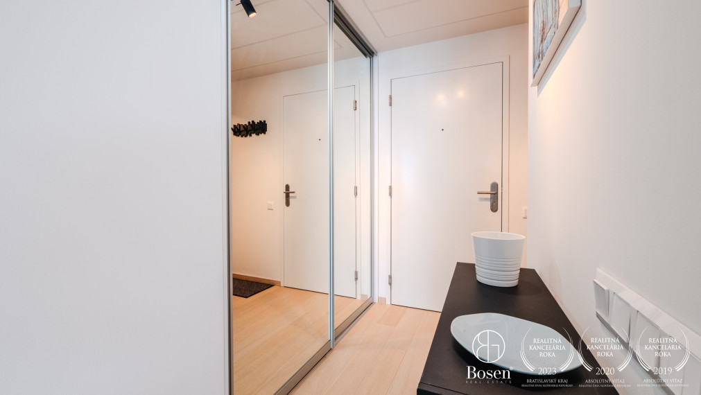 BOSEN | 2 izb.byt s loggiou na 11. poschodí v projekte SKY PARK, Továrenská, 52 m2