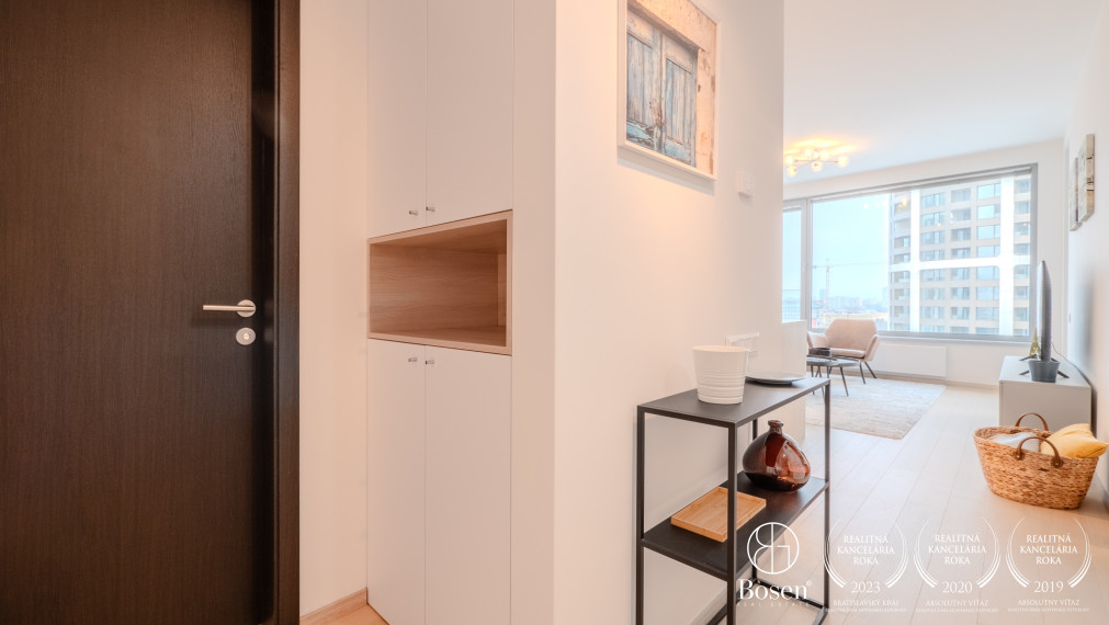 BOSEN | 2 izb.byt s loggiou na 11. poschodí v projekte SKY PARK, Továrenská, 52 m2