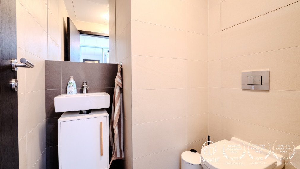 BOSEN | 2 izb.byt s loggiou na 11. poschodí v projekte SKY PARK, Továrenská, 52 m2