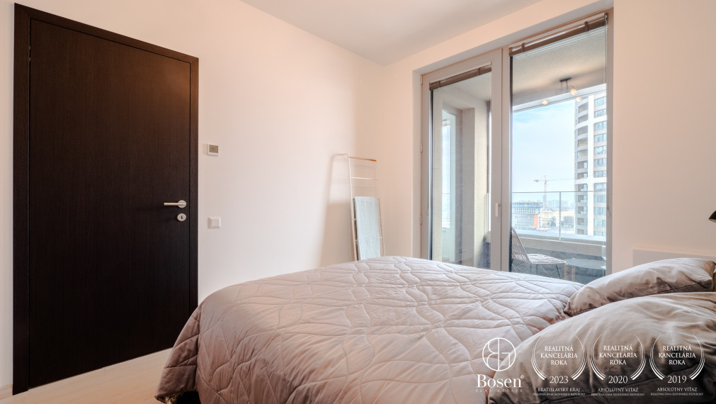 BOSEN | 2 izb.byt s loggiou na 11. poschodí v projekte SKY PARK, Továrenská, 52 m2