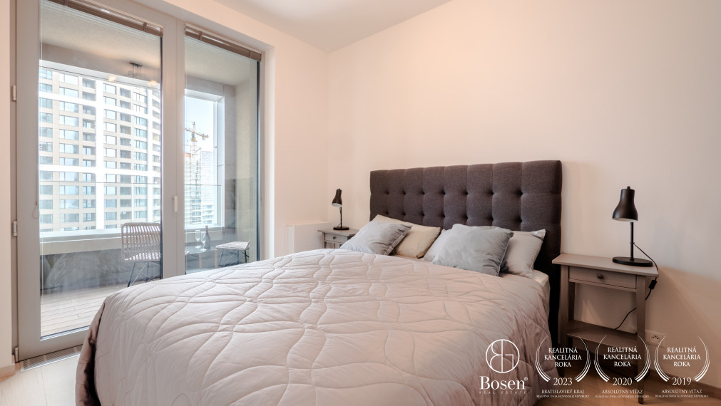 BOSEN | 2 izb.byt s loggiou na 11. poschodí v projekte SKY PARK, Továrenská, 52 m2