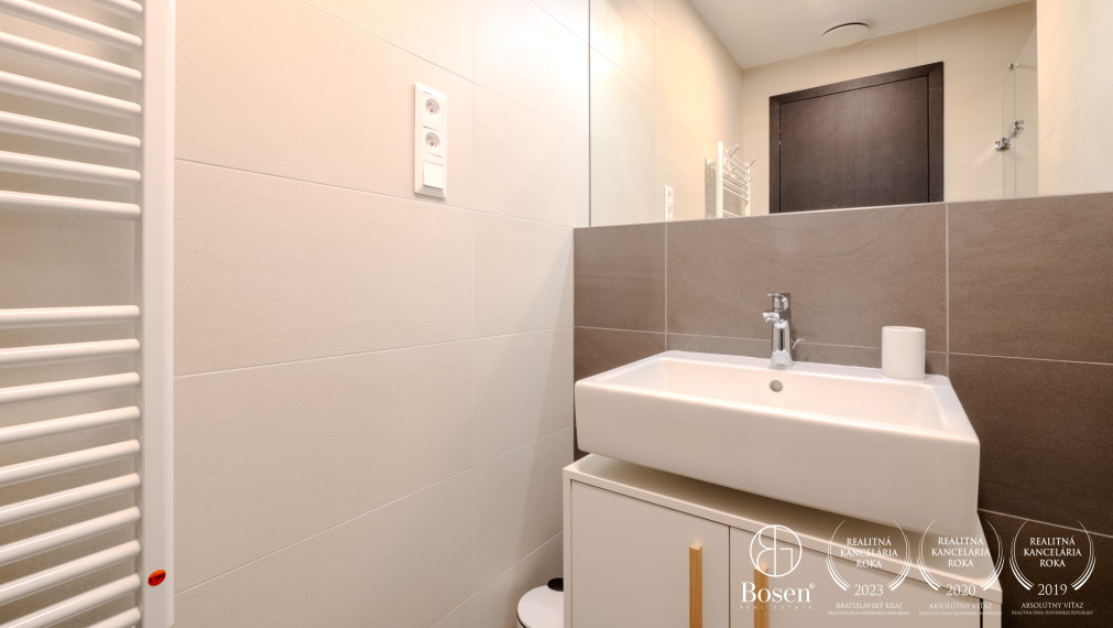 BOSEN | 2 izb.byt s loggiou na 11. poschodí v projekte SKY PARK, Továrenská, 52 m2