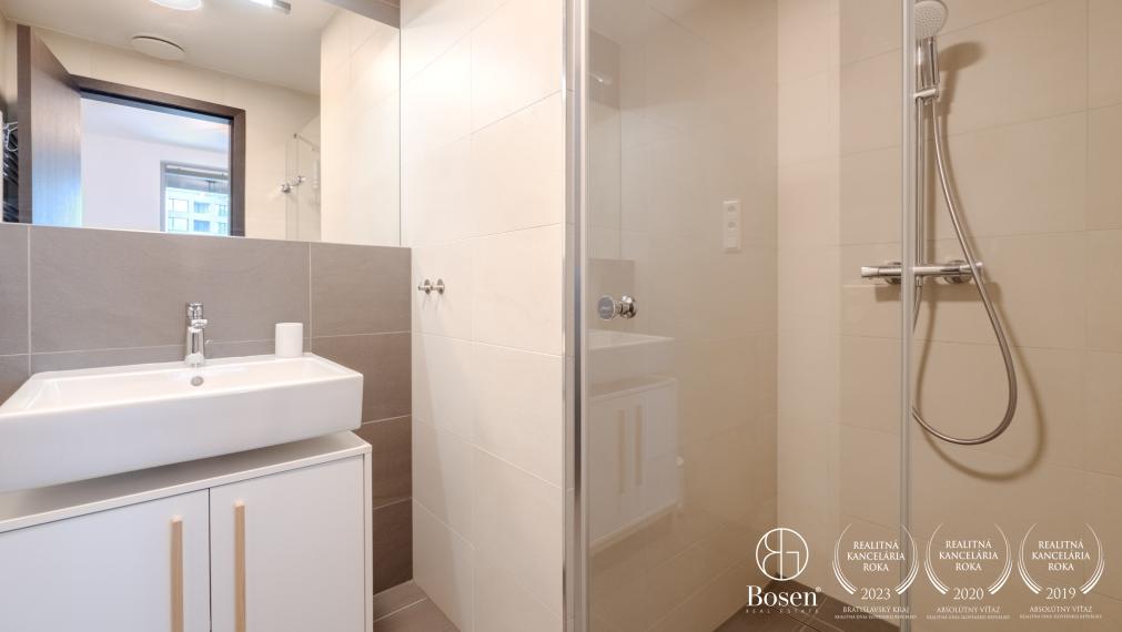 BOSEN | 2 izb.byt s loggiou na 11. poschodí v projekte SKY PARK, Továrenská, 52 m2