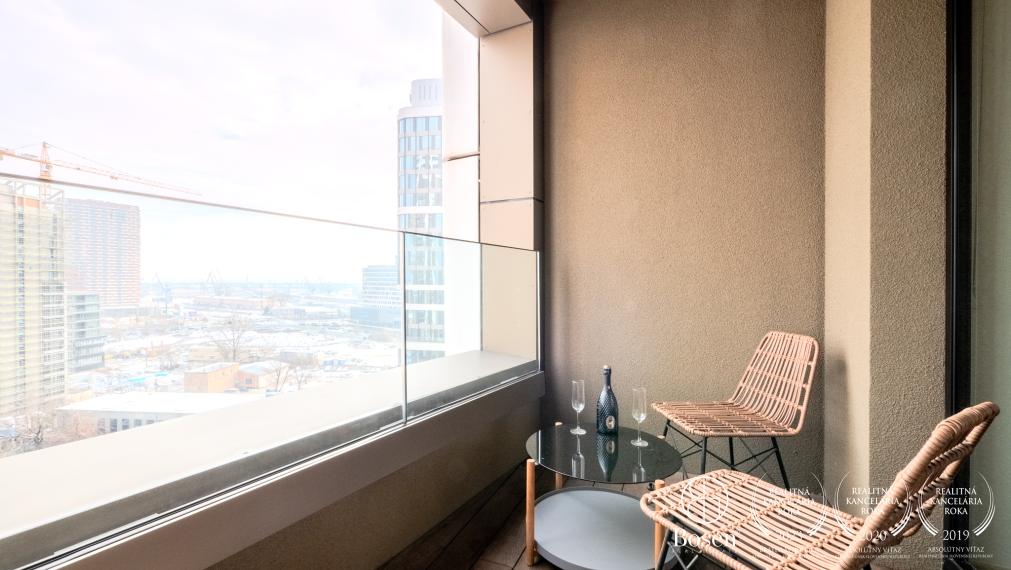 BOSEN | 2 izb.byt s loggiou na 11. poschodí v projekte SKY PARK, Továrenská, 52 m2