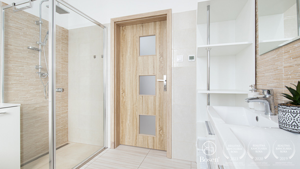 BOSEN | Priestranný 3-izbový byt v Tomašíkove – s výhľadom na prírodu a súkromím ako v dome