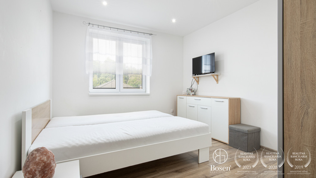 BOSEN | Priestranný 3-izbový byt v Tomašíkove – s výhľadom na prírodu a súkromím ako v dome