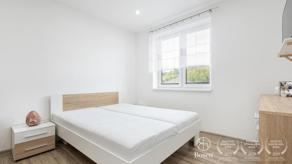 BOSEN | Priestranný 3-izbový byt v Tomašíkove – s výhľadom na prírodu a súkromím ako v dome