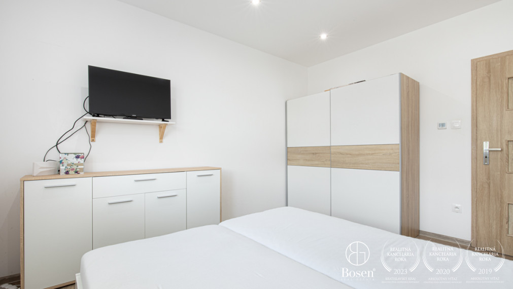 BOSEN | Priestranný 3-izbový byt v Tomašíkove – s výhľadom na prírodu a súkromím ako v dome