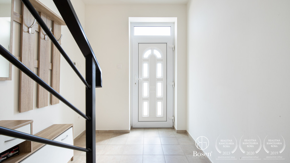 BOSEN | Priestranný 3-izbový byt v Tomašíkove – s výhľadom na prírodu a súkromím ako v dome