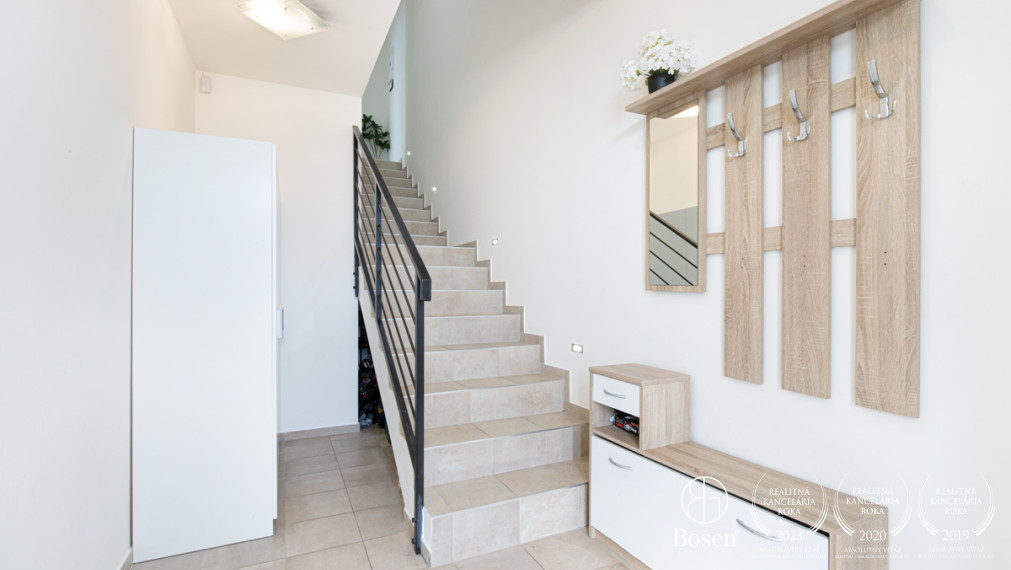 BOSEN | Priestranný 3-izbový byt v Tomašíkove – s výhľadom na prírodu a súkromím ako v dome