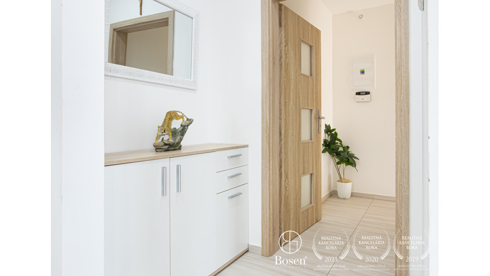 BOSEN | Priestranný 3-izbový byt v Tomašíkove – s výhľadom na prírodu a súkromím ako v dome