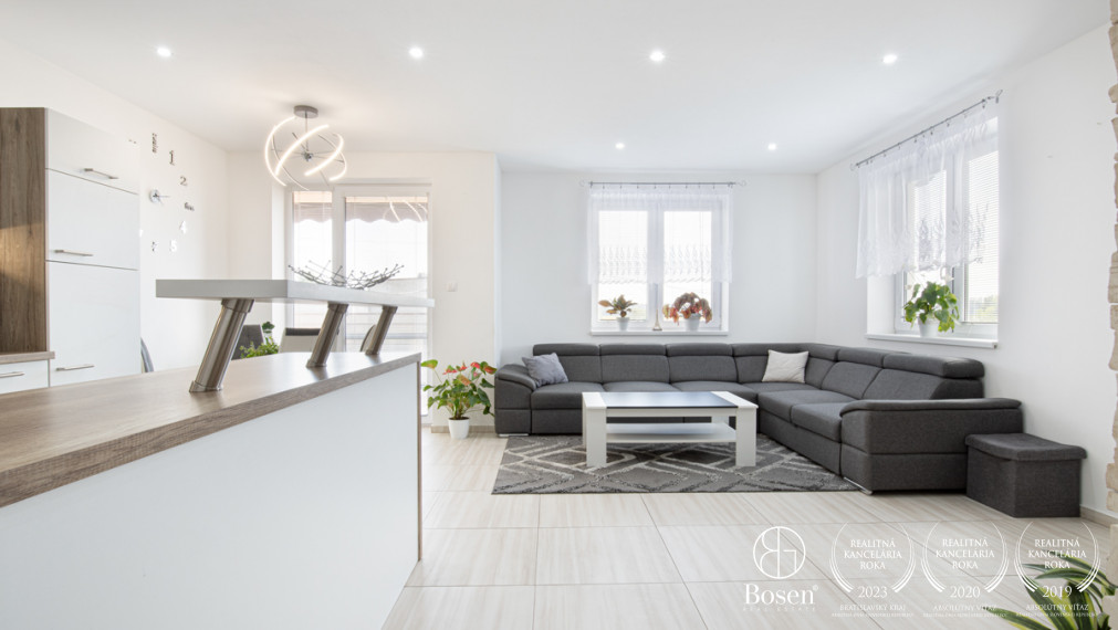 BOSEN | Priestranný 3-izbový byt v Tomašíkove – s výhľadom na prírodu a súkromím ako v dome