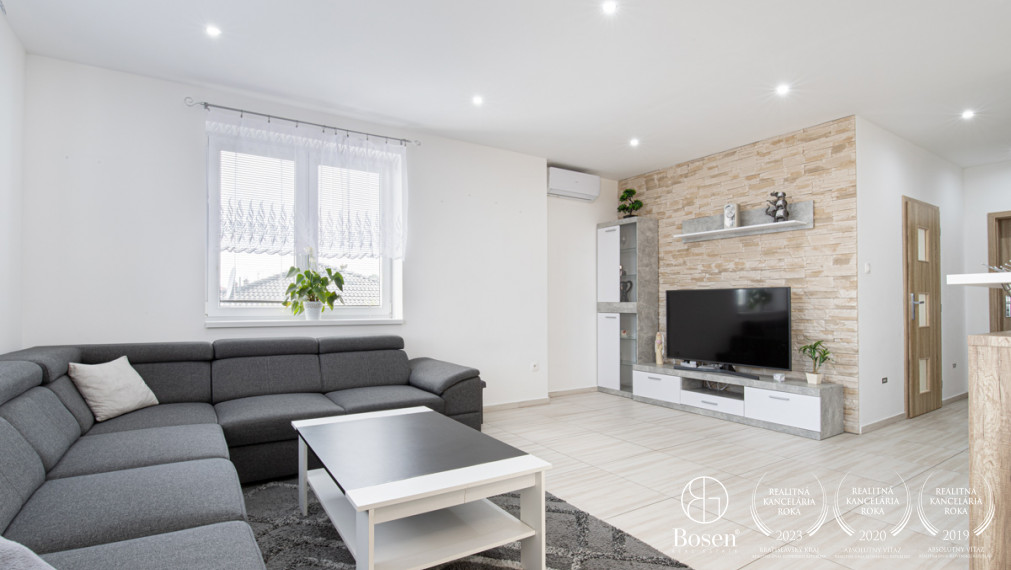 BOSEN | Priestranný 3-izbový byt v Tomašíkove – s výhľadom na prírodu a súkromím ako v dome