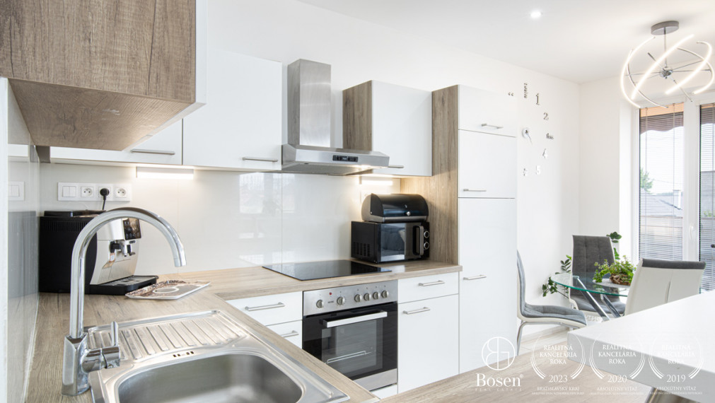 BOSEN | Priestranný 3-izbový byt v Tomašíkove – s výhľadom na prírodu a súkromím ako v dome